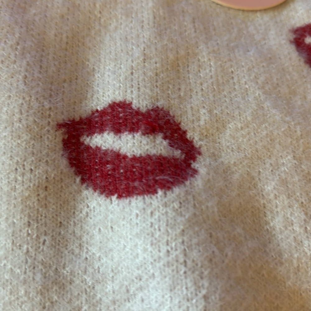 Pink rose Valentine’s Day, lipstick kiss lips sweater. 💋💋💋 - Picture 5 of 10